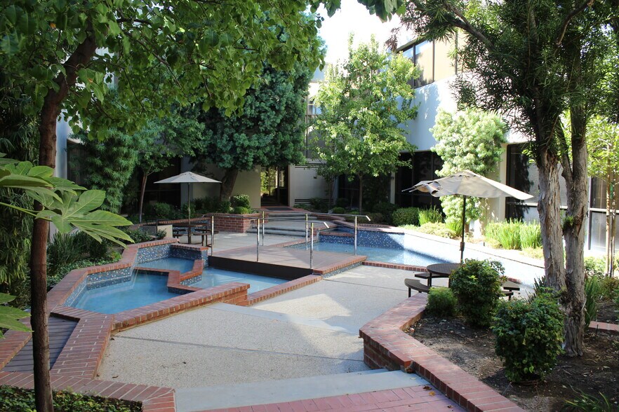 More Photos Of 5955 De Soto Ave, Woodland Hills Office For Lease
