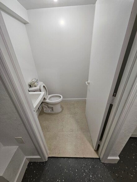 More Photos Of 14200-14238 SW 136th St, Miami Light Manufacturing For Sale