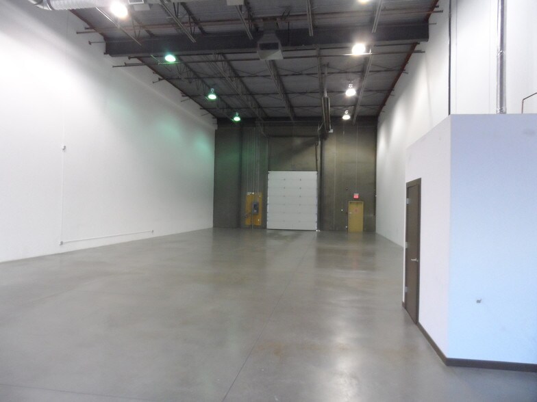 More Photos Of 118 East Lake Blvd NE, Airdrie Warehouse For Lease