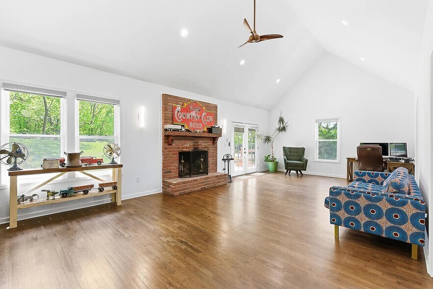More Photos Of 1106 College Hill St, Pleasant Hill Flex For Sale