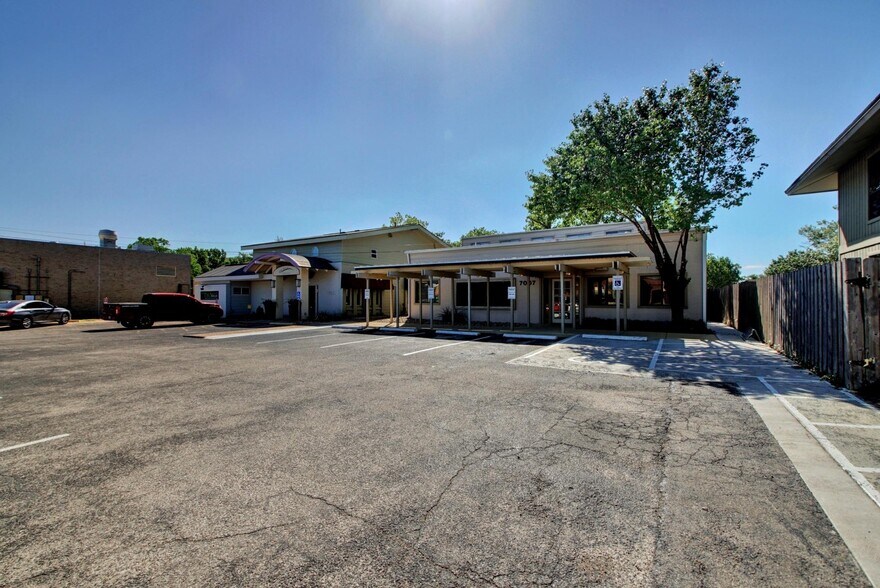 More Photos Of 7007 Hart Ln, Austin Medical For Sale