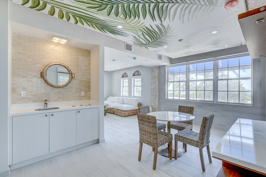 More Photos Of 820 Ocean Dr, Miami Beach Restaurant For Sale