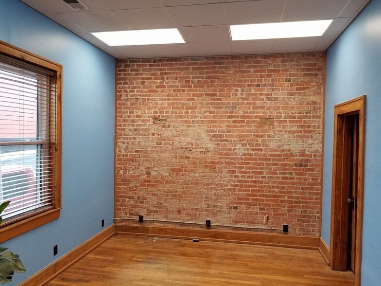 More Photos Of 9 SE 3rd St, Lee's Summit Storefront Retail Office For Lease