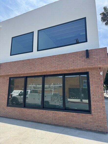 Primary Photo Of 13750 Ventura Blvd, Sherman Oaks Freestanding For Lease