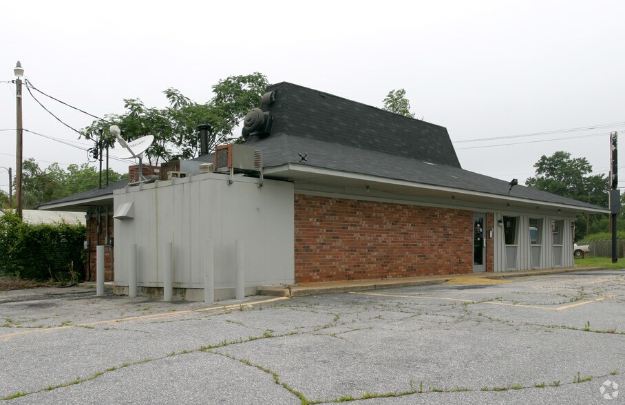 More Photos Of 1037 Cedar Lane Rd, Greenville Restaurant For Lease