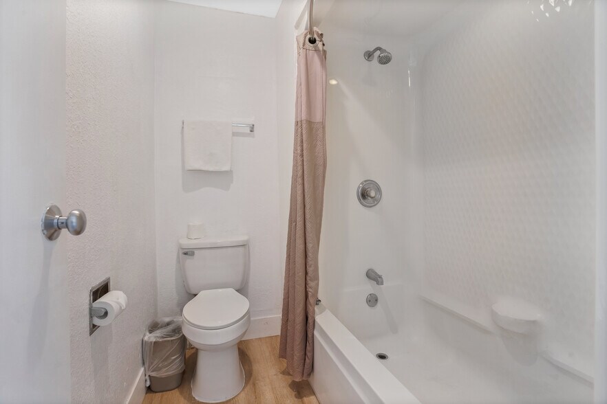 More Photos Of 7455 W Irlo Bronson Memorial Hwy, Kissimmee Hotel For Sale