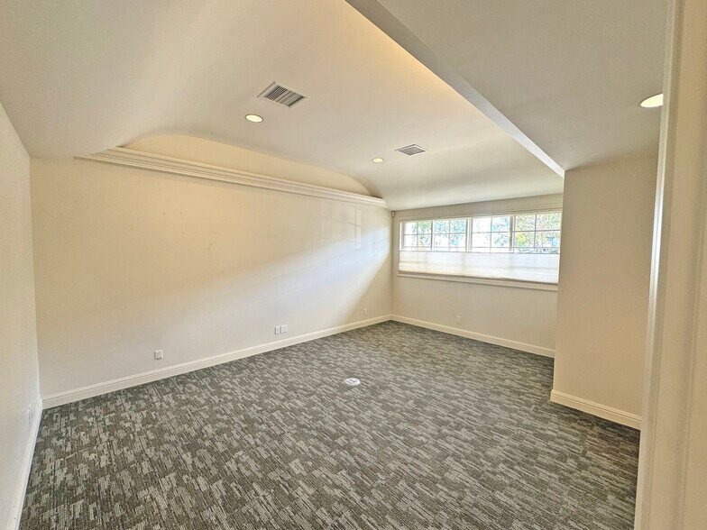 More Photos Of 1715 State St, Santa Barbara Office For Lease