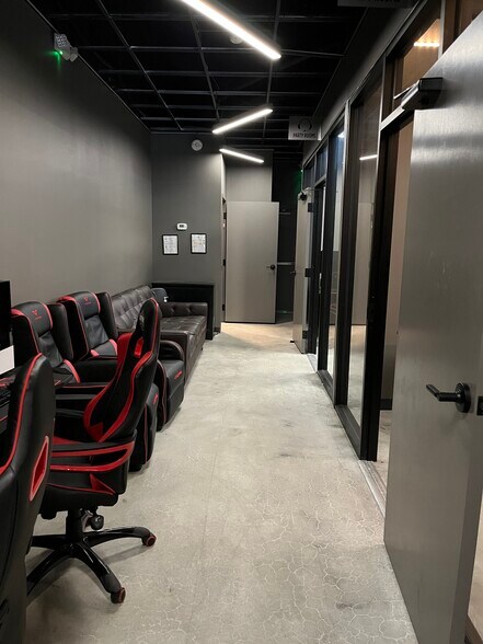 More Photos Of 527 Mary Esther Blvd, Fort Walton Beach Storefront For Lease