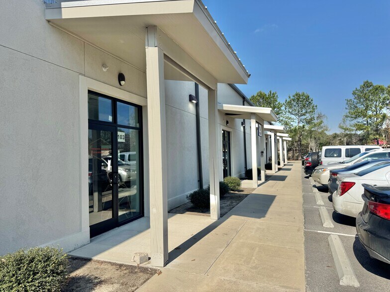 More Photos Of 61 Schinger Ave, Ridgeland Showroom For Lease