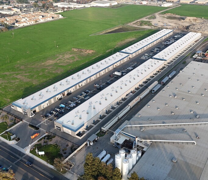 Primary Photo Of 325-355 S Schnoor Ave, Madera Warehouse For Lease