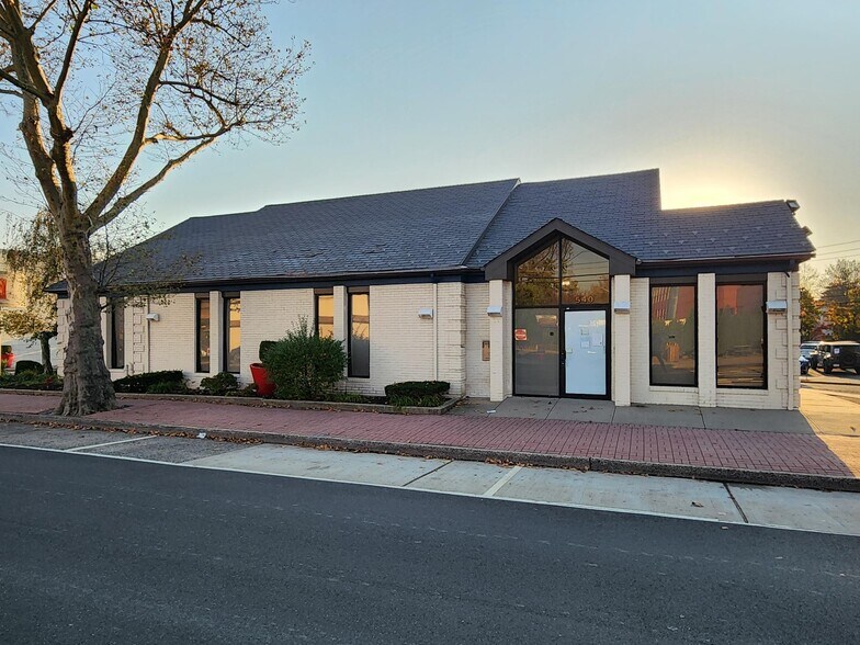 Primary Photo Of 540 Middle Neck Rd, Great Neck Bank For Lease