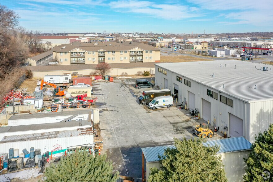 More Photos Of 5300-5310 S 73rd, Omaha Light Distribution For Lease