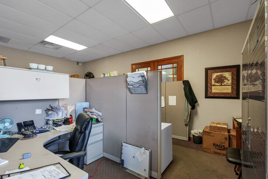 More Photos Of 1800 SE 9th St, Newton Manufacturing For Sale