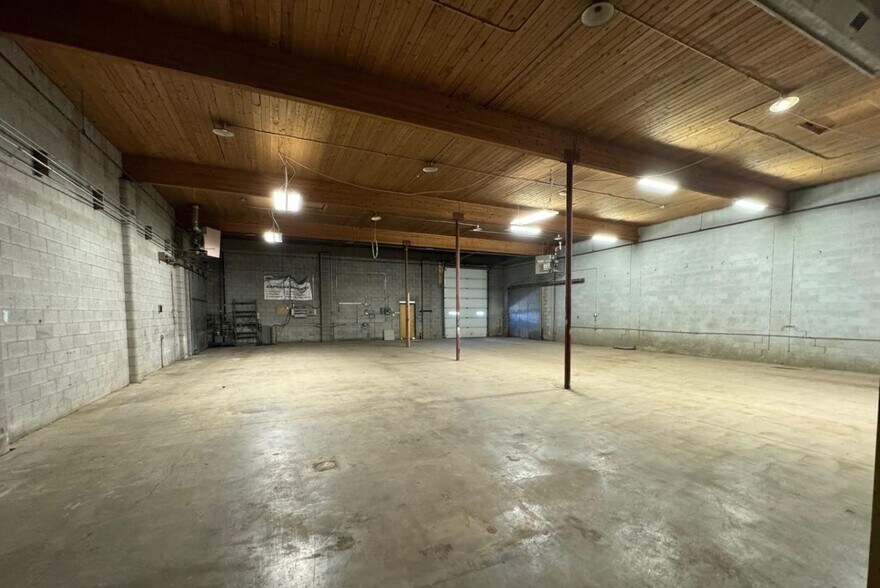 More Photos Of 14640 115th Ave NW, Edmonton Showroom For Sale