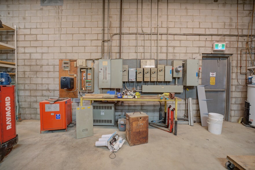 More Photos Of 114 Easton Rd, Brantford Industrial For Sale