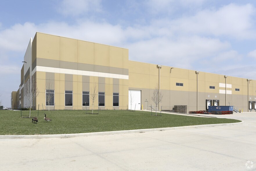More Photos Of 12600 NE 40th St, Kansas City Distribution For Lease