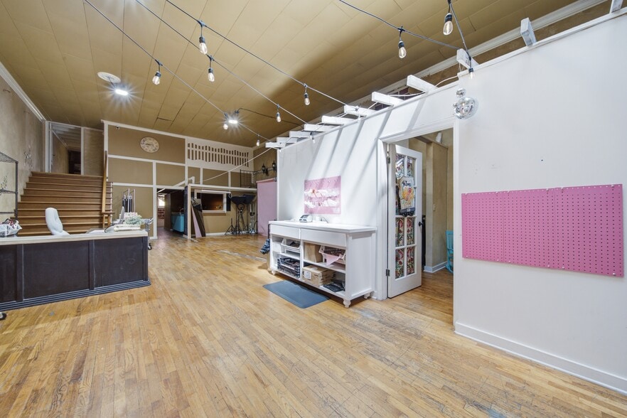 More Photos Of 122 N Main St, Sand Springs Storefront For Sale