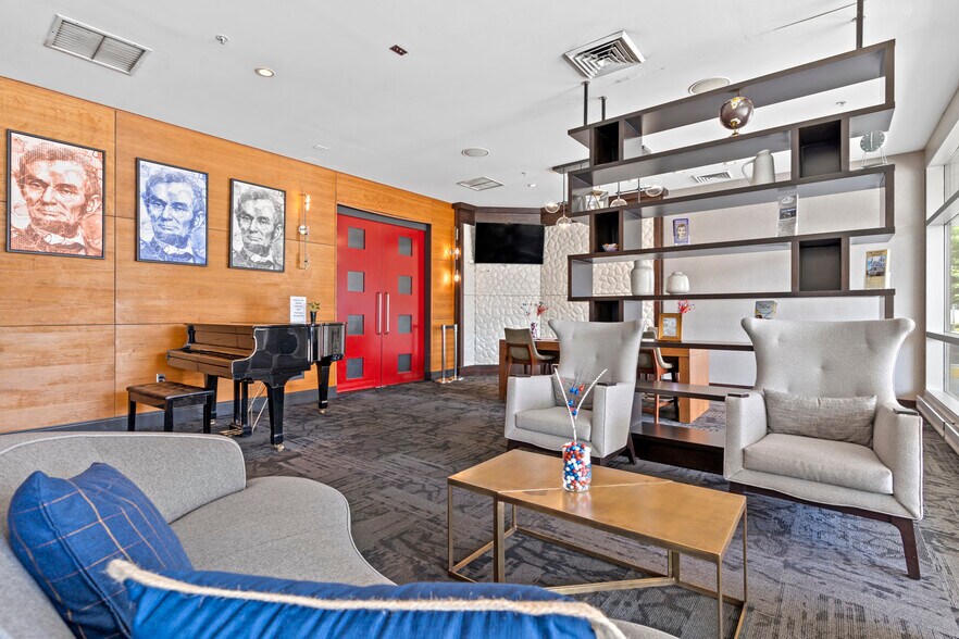 More Photos Of 101 E Adams St, Springfield Hotel For Sale