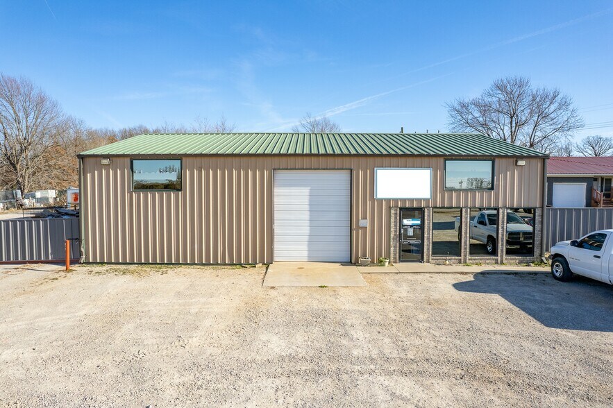 More Photos Of 22472 Highway MM, Lebanon Showroom For Sale