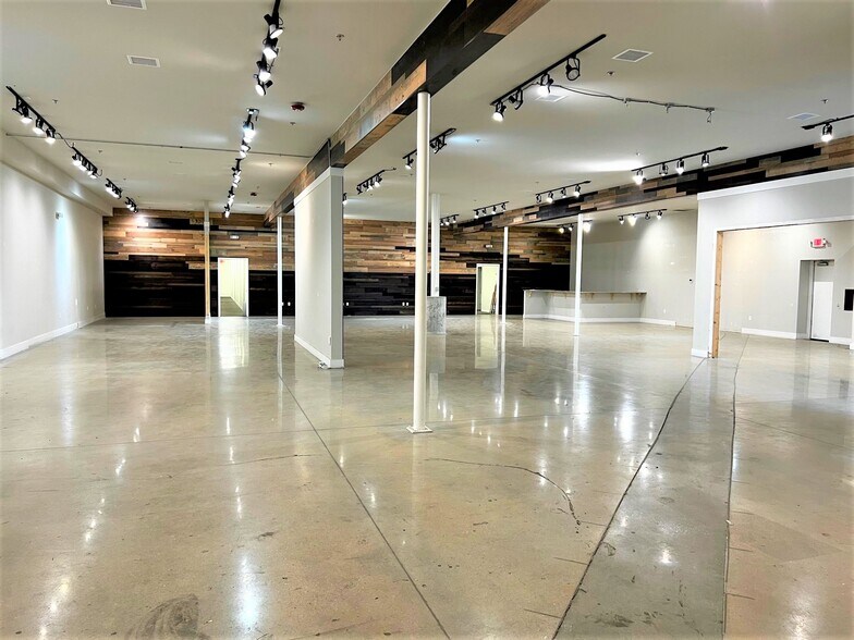 More Photos Of 419 S Lincoln St, Lowell Showroom For Lease