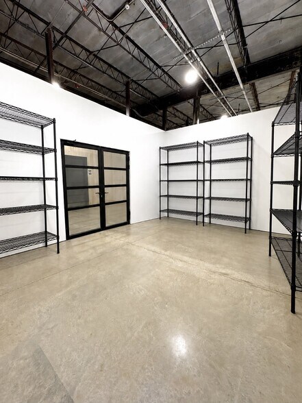 More Photos Of 600 S 1st St, Rogers Warehouse For Lease