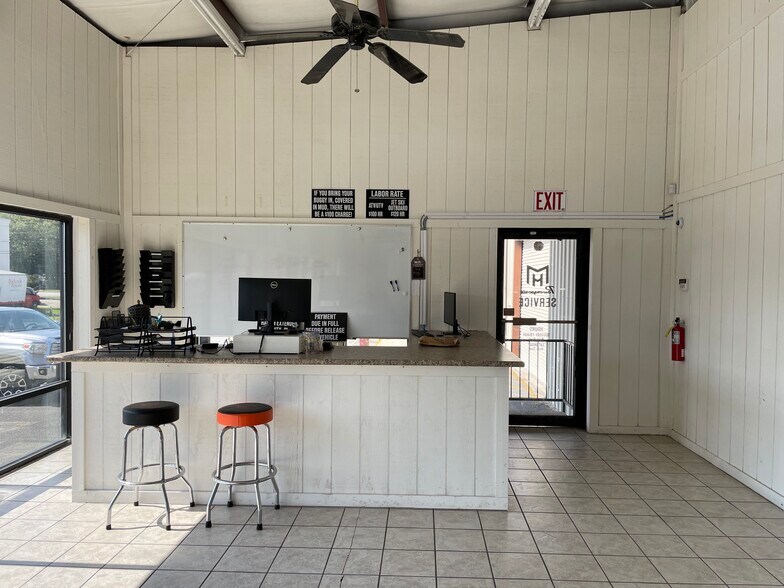 More Photos Of 433 S Main St, Swainsboro Showroom For Sale