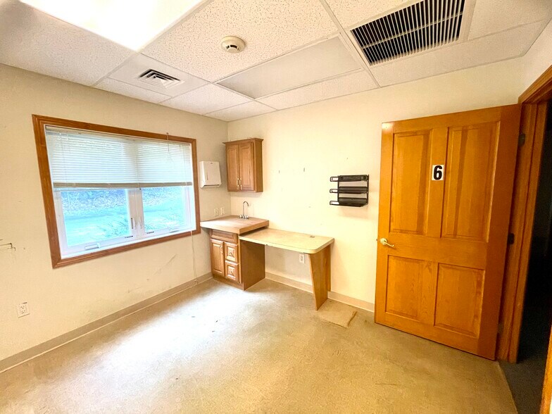 More Photos Of 52-56 Stiles Rd, Salem Medical For Lease