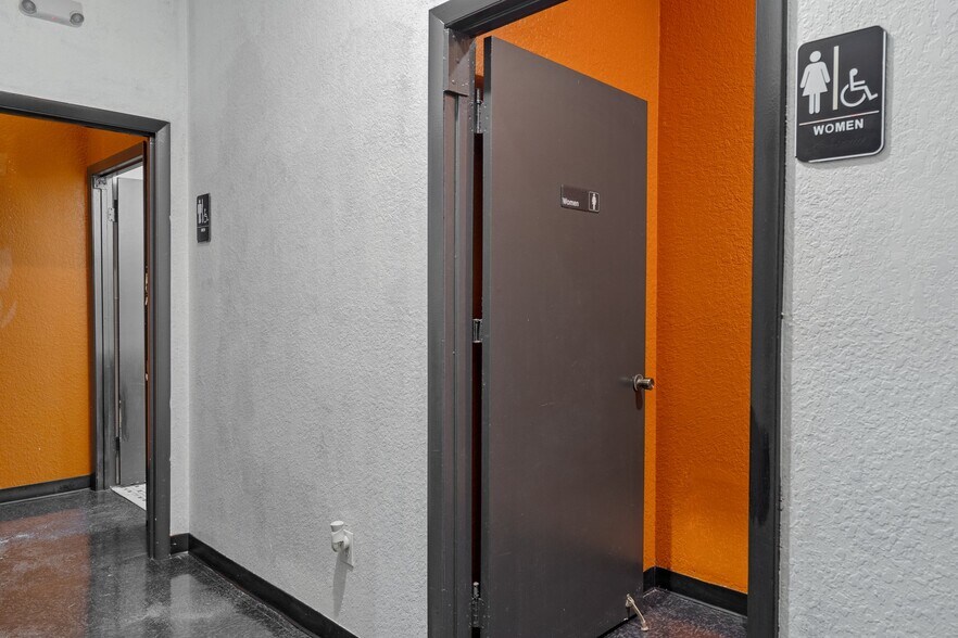 More Photos Of 299 E Gulf To Lake Hwy, Lecanto Storefront For Sale