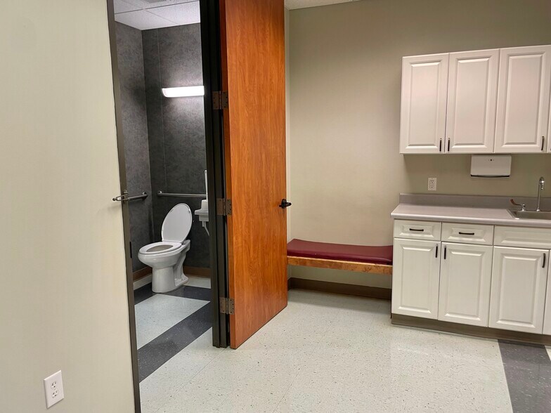 More Photos Of 613 Russell Blvd, Nacogdoches Healthcare For Lease
