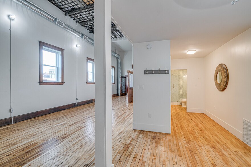 More Photos Of 339 Madison Ave, Memphis Storefront Retail Office For Sale