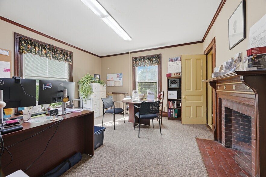 More Photos Of 1 Sylvandale Rd, Lisbon Office For Sale