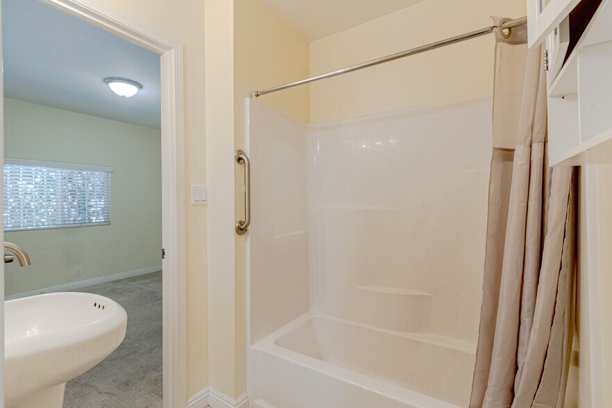 More Photos Of 1409 S New Hampshire Ave, Los Angeles Multifamily For Sale