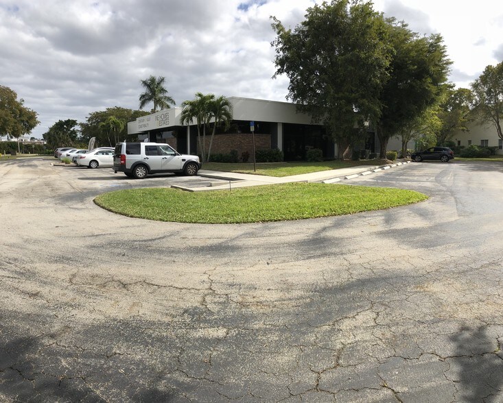 More Photos Of 13031 McGregor Blvd, Fort Myers Office For Lease