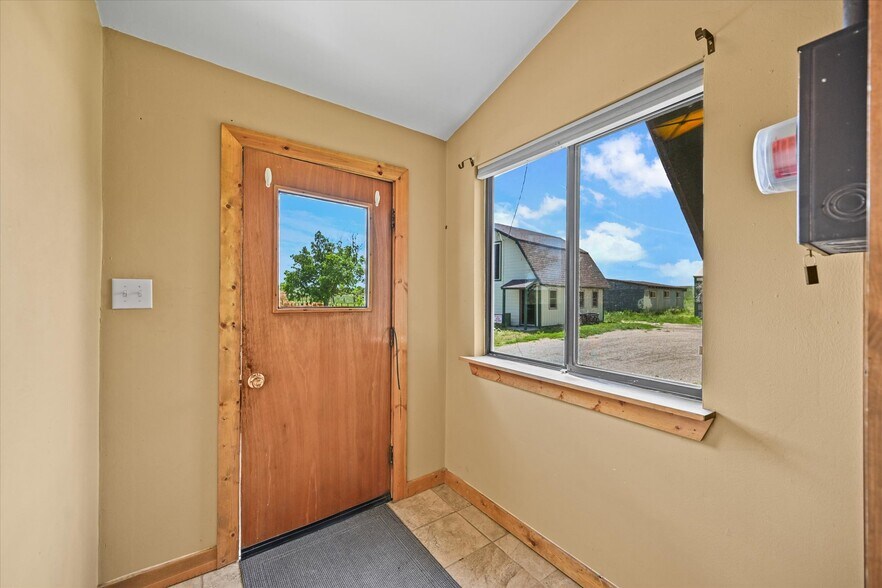 More Photos Of 1335 S Kio St, Watkins Veterinarian Kennel For Sale