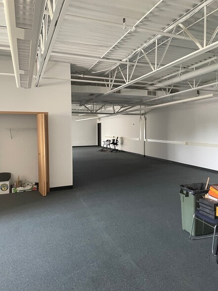 More Photos Of 46400 Continental Dr, Chesterfield Warehouse For Lease