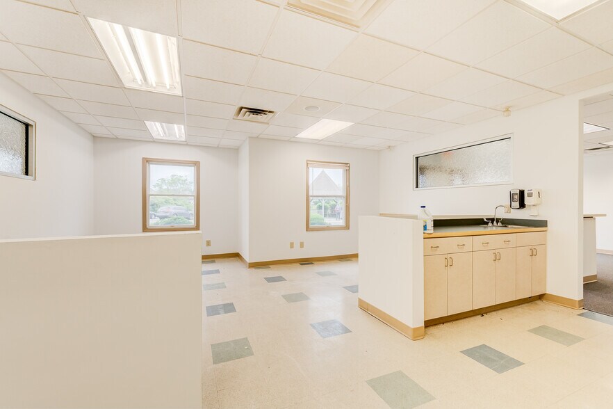 More Photos Of 860 NW Washington Blvd, Hamilton Medical For Sale