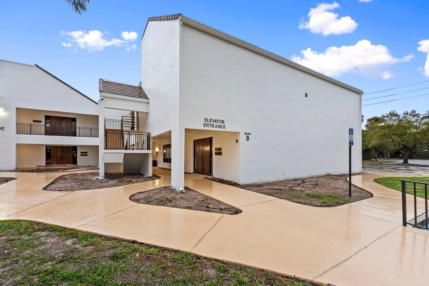 More Photos Of 900 SE Ocean Blvd, Stuart Office For Sale