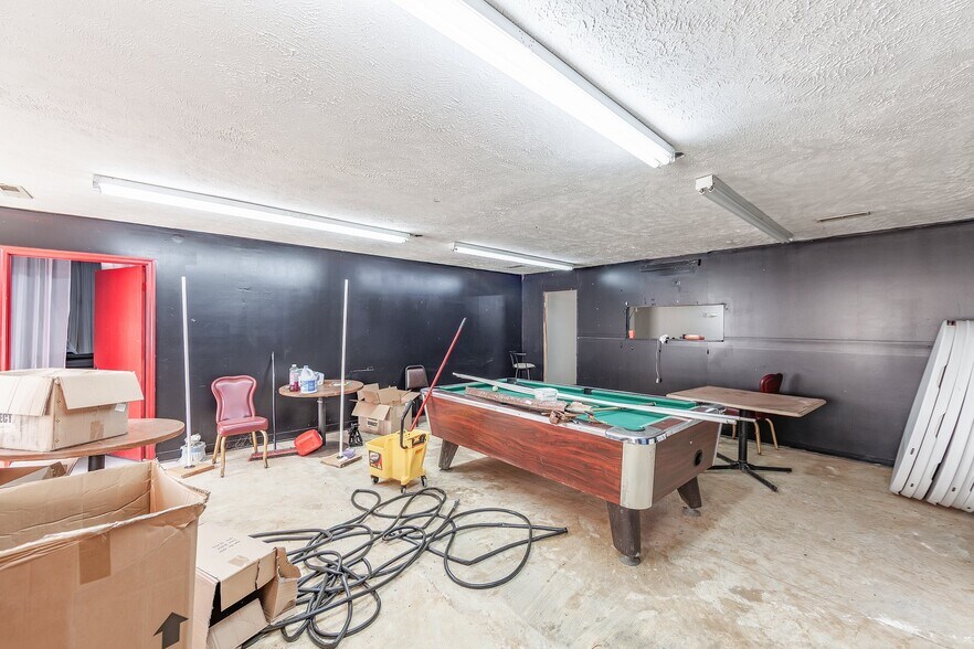 More Photos Of 600 Market, Bolivar Self Storage For Sale