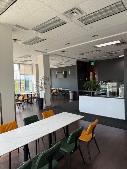 More Photos Of 8585 Rte Transcanadienne, Montréal Office Residential For Lease