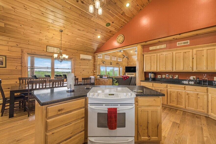 More Photos Of 1665 Whisper Ridge Rd, Ashton Hotel For Sale