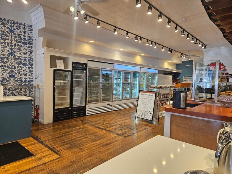 More Photos Of 70 Main St, Southampton Restaurant For Sale