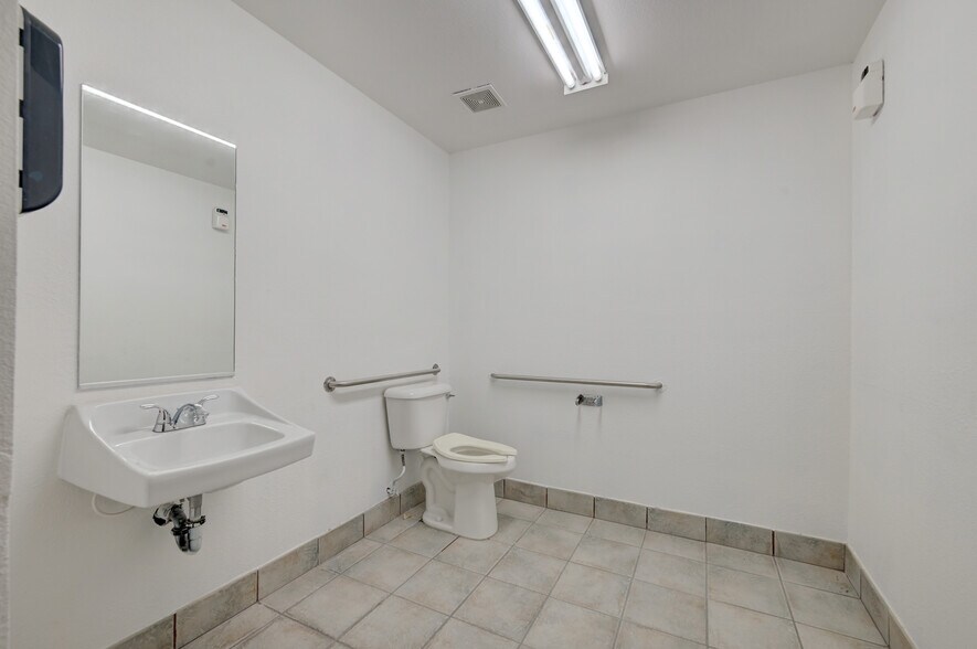 More Photos Of 1997 Whitney Mesa Dr, Henderson Warehouse For Lease