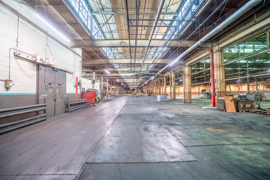 More Photos Of 922 E Meighan Blvd, Gadsden Manufacturing For Lease