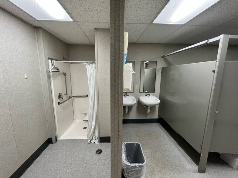 More Photos Of 1838 Front St, Toledo Office For Lease