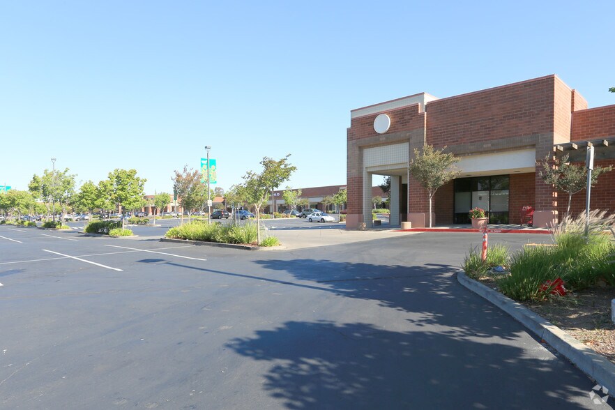 More Photos Of 1305-1350 Gateway Blvd, Fairfield Storefront For Lease