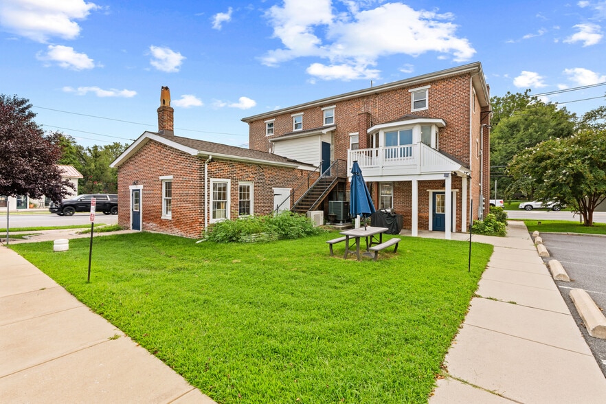More Photos Of 501 Main St, Odessa Office For Sale