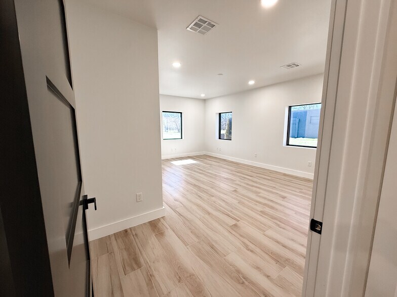 More Photos Of 1420 Linwood Blvd, Oklahoma City Office For Sale