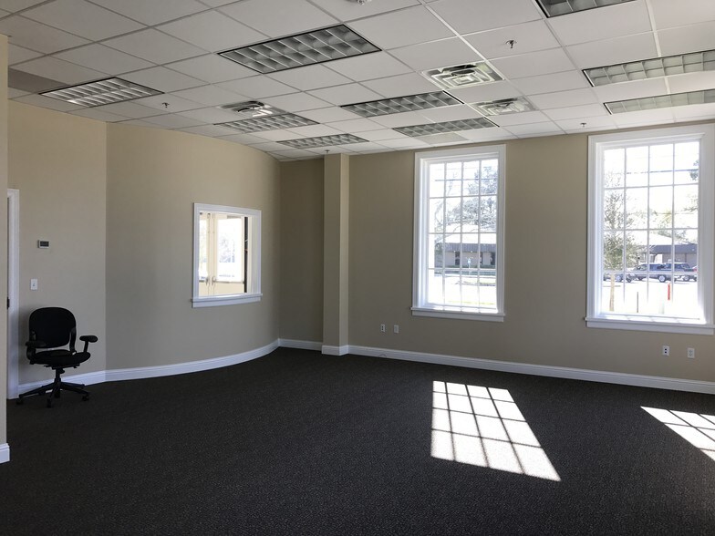 More Photos Of 1100 W Main St, Tomball Office For Lease