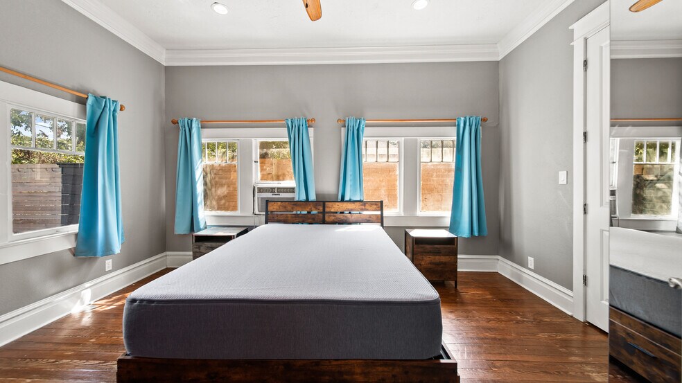 More Photos Of 6005 N Main St, Houston Office Residential For Sale