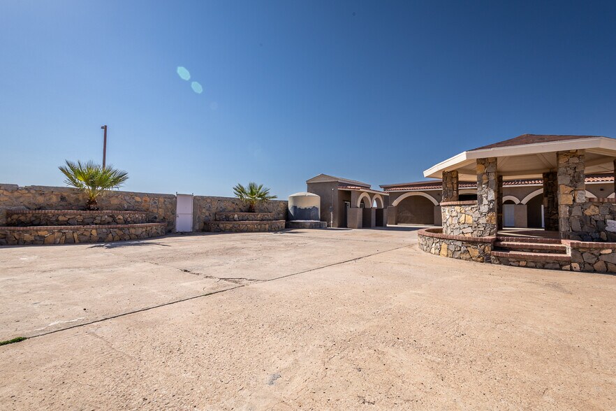 More Photos Of 13644 David Dr, El Paso Showroom For Lease